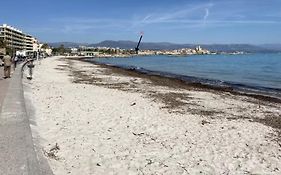 Vue Mer Et Remparts. Entre Vieille Ville Et Plages